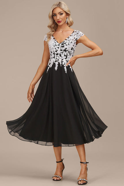 Robe Trapèze Chic À Broderies Blanches - gallery 1