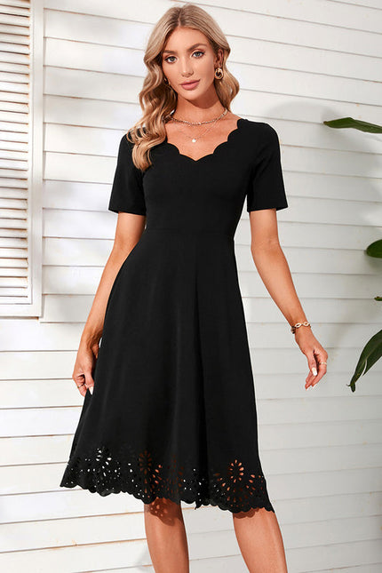 Robe Noire Chic À Boutons Élégants