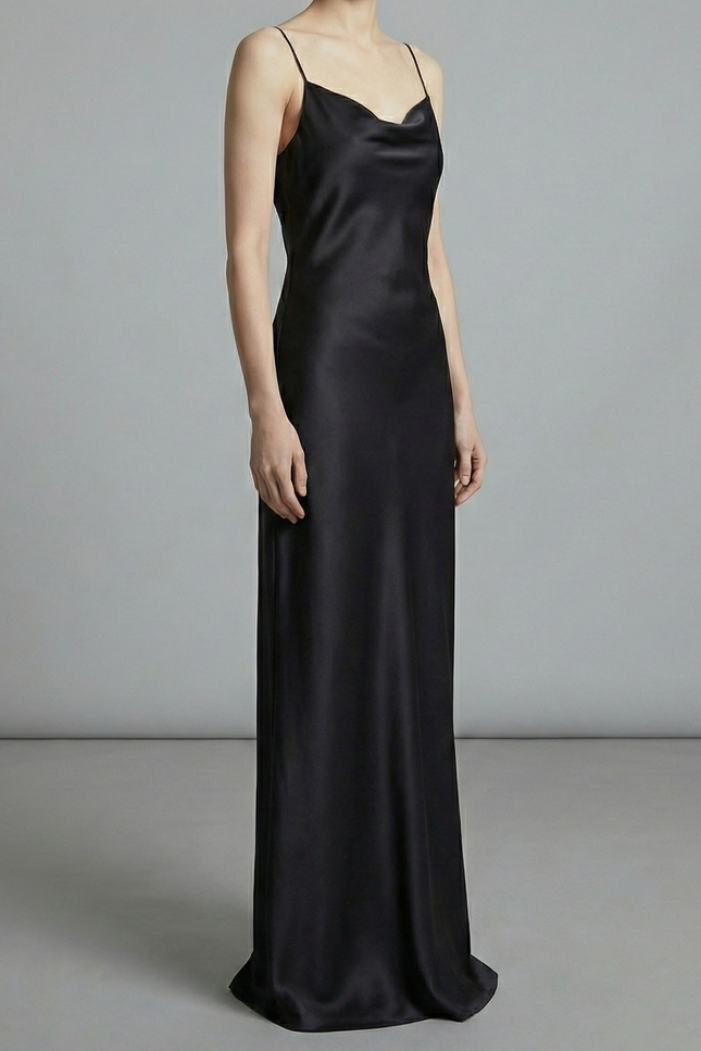 Robe Noire Satinée Fendue Élégante