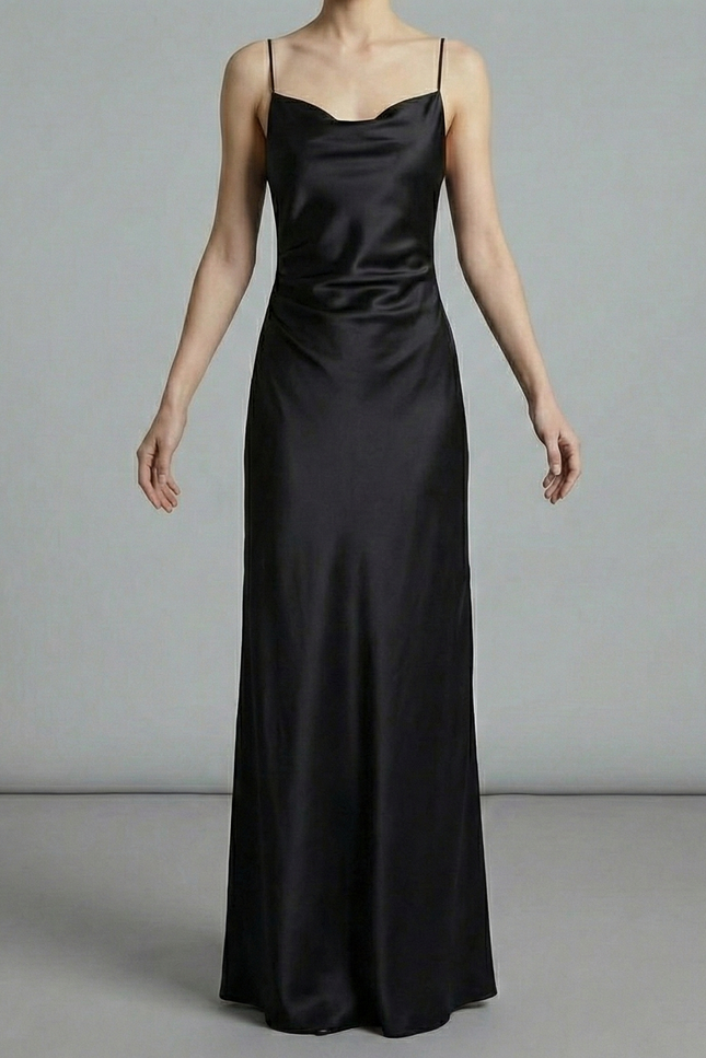 Robe Noire Satinée Fendue Élégante