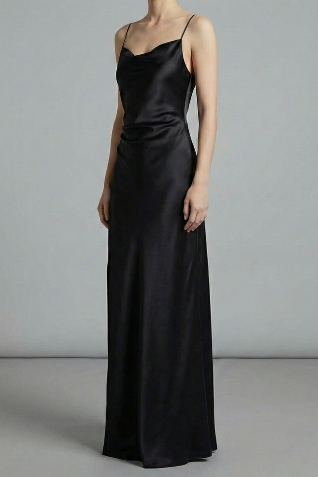 Robe Noire Satinée Fendue Élégante