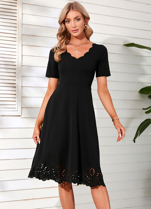 Robe Noire Chic À Boutons Élégants