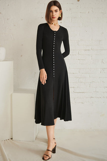 Robe Noire Chic À Boutons Élégants