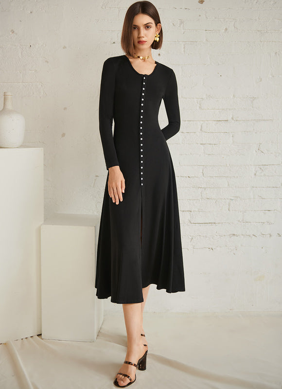Robe Noire Chic À Boutons Élégants