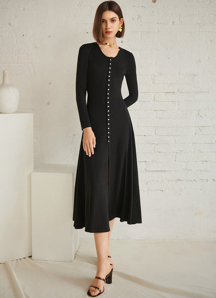 Robe Noire Chic À Boutons Élégants