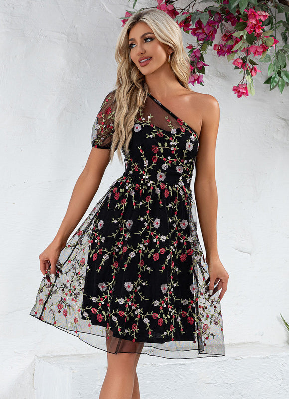 Robe Asymétrique Brodée Florale Chic
