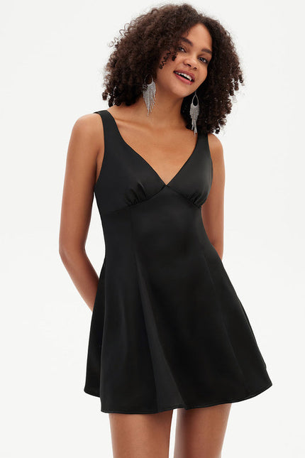 Robe Noire Chic À Bretelles - gallery 7